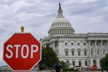 Senate Leaders Race to End Federal Shutdown as Deadline Looms