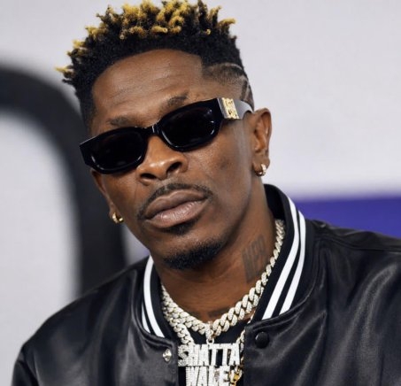 Shatta Wale Fires Back at Critics on Bold New Track “Catch Me If You Can”